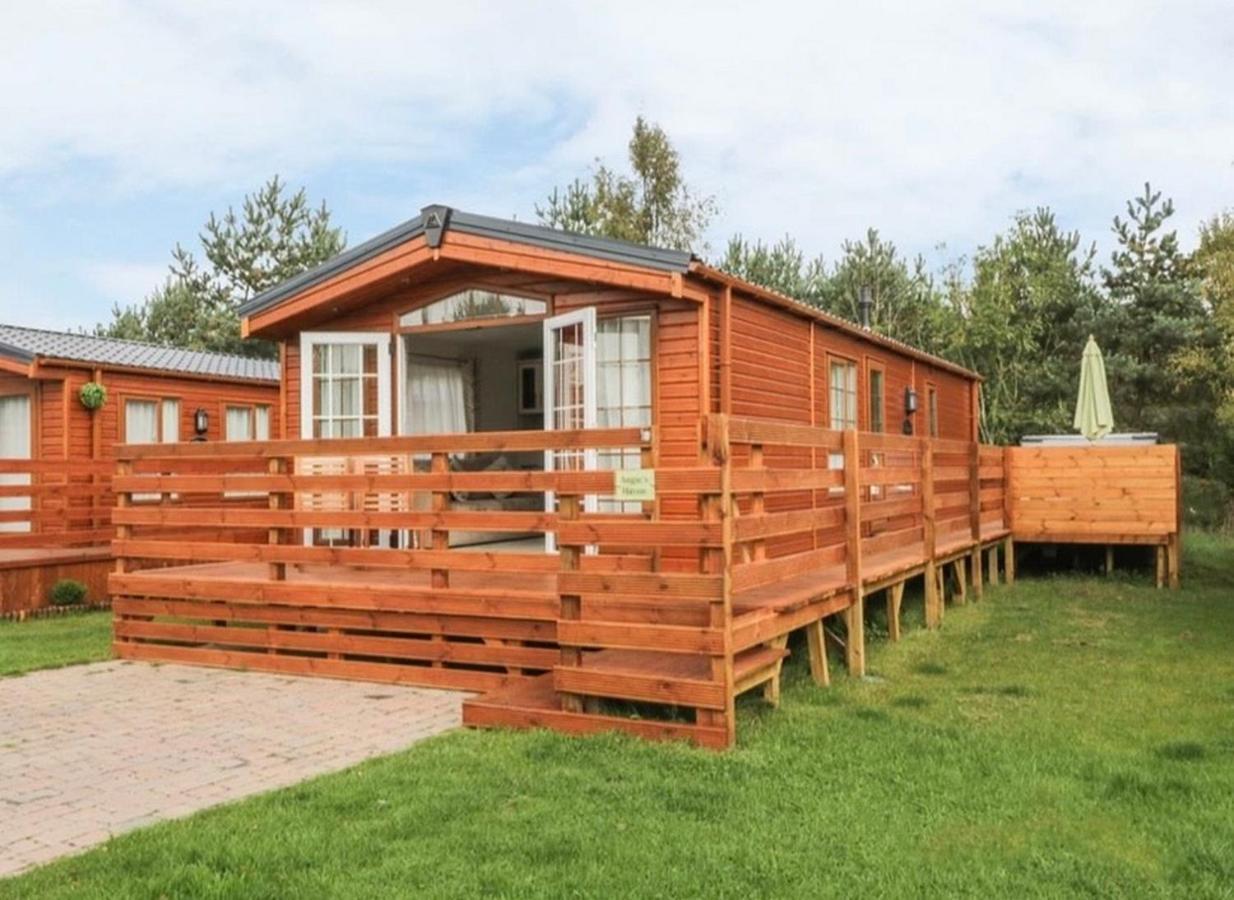 Angie'S Haven, Superb 2 Bedroom Lodge With Hot Tub - Sleeps 6 - Felmoor Park Морпет Екстериор снимка